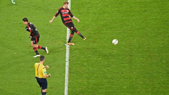 Luật Bóng Đá Thế Giới Là Gì? Ai Là Người Quyết Định?